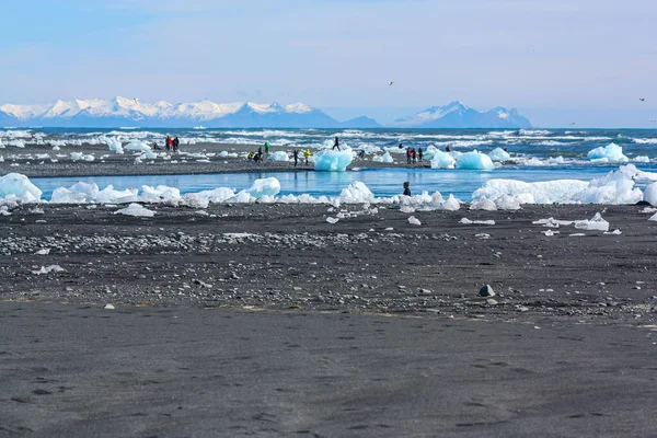 Bellissimo ghiaccio bianco e blu su sabbia vulcanica nera su "Diamond beach" in Islanda — Foto Stock