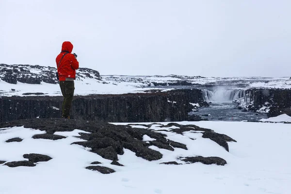 아이슬란드 북부에 있는 얼음 과 눈 속 의유 명 한 폭포 — 스톡 사진
