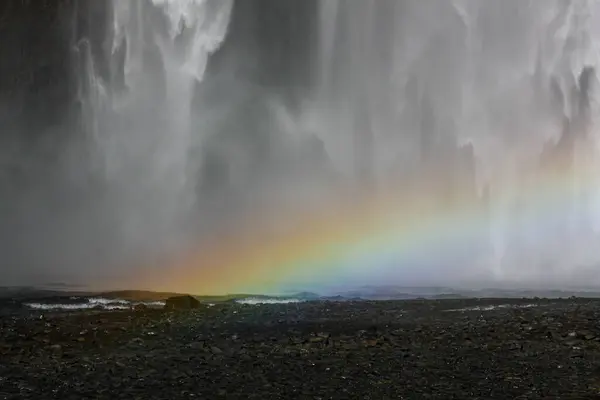 Hermosa cascada alta con un arco iris en Islandia — Foto de Stock