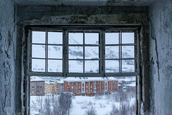 Стара бетонна стіна з розбитими вікнами. Округ покинутий. Далека Північ Росії — стокове фото