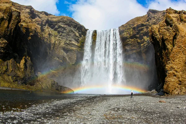 Piękny wysoki wodospad z tęczą na Islandii — Zdjęcie stockowe