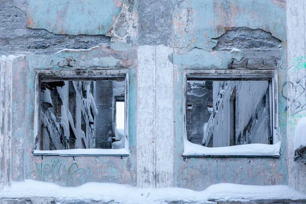 Стара бетонна стіна з розбитими вікнами. Округ покинутий. Далека Північ Росії — стокове фото