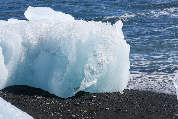 Il bellissimo ghiaccio trasparente su "Diamond beach" in Islanda — Foto Stock