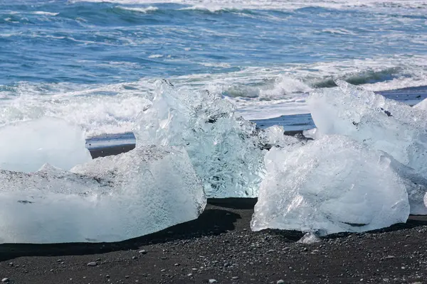 The beautiful clear ice on "Diamond beach" in Iceland — Stock Photo, Image