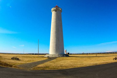 İzlanda 'da gökyüzüne karşı yalnız bir deniz feneri. Kimse yok.