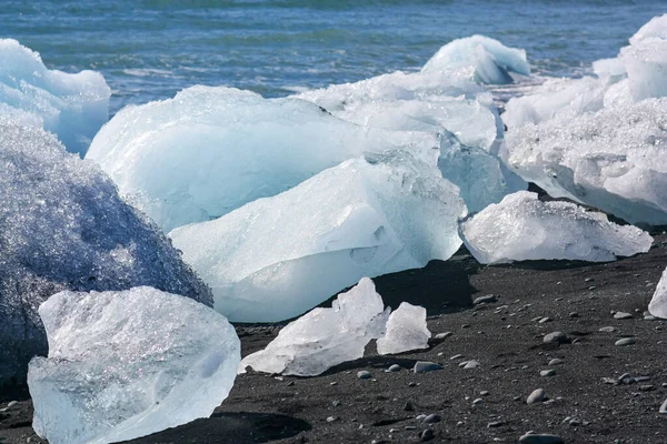 Il bellissimo ghiaccio trasparente su "Diamond beach" in Islanda — Foto Stock