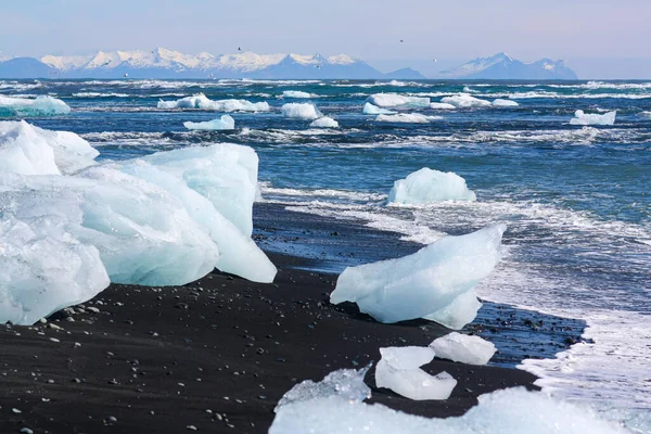 Bellissimo ghiaccio bianco e blu su sabbia vulcanica nera su "Diamond beach" in Islanda — Foto Stock