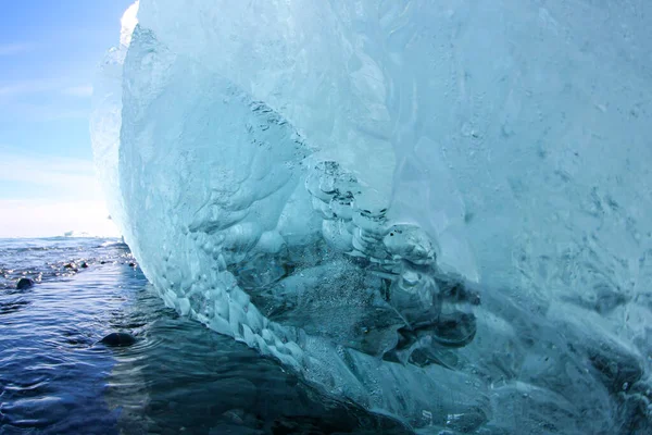 Блок льоду лежить на чорному вулканічному піску на "діамантовому пляжі" в Ісландії. — стокове фото