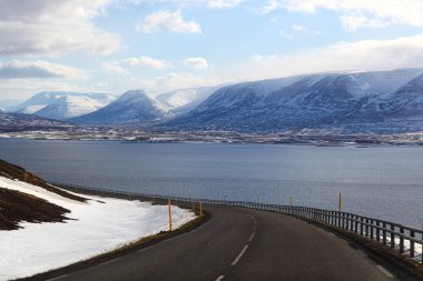Çevre yolu boyunca güzel dağlar, İzlanda 'da 1. yol.