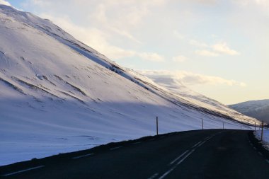 Kuzey İzlanda 'nın karla kaplı yolları, gidilecek uzun bir yol
