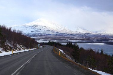 Çevre yolu boyunca güzel dağlar, İzlanda 'da 1. yol.