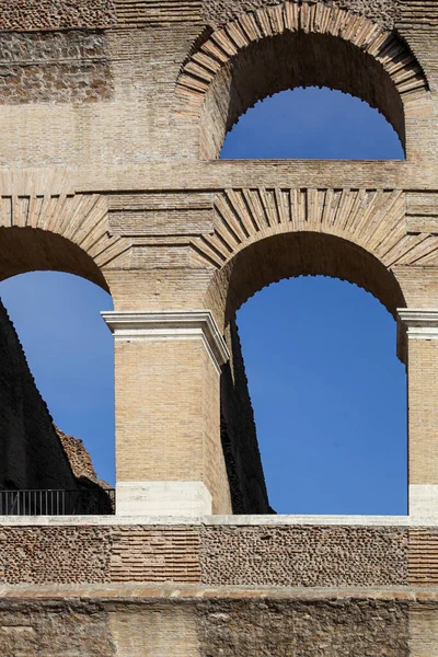 Okna Koloseum w Rzymie, Włochy. Wielka starożytna wartość architektoniczna — Zdjęcie stockowe