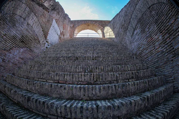 Detaljerna i Colosseum i Rom, Italien. Det stora arkitektoniska värdet — Stockfoto