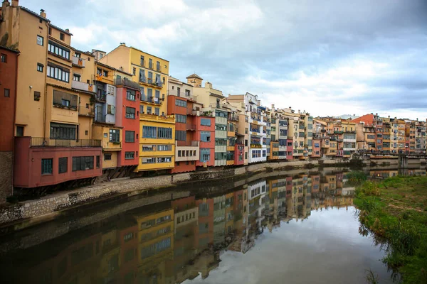 Vista de las casas de colores sobre el río, Girona, España — Foto de Stock