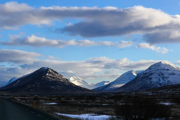 Carreteras cubiertas de nieve del norte de Islandia, largo camino por recorrer —  Fotos de Stock