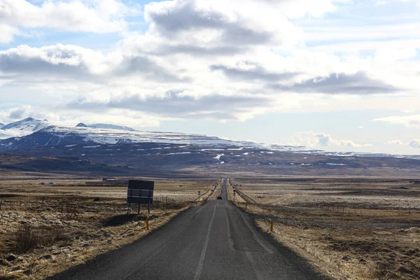 아이슬란드의 아스팔트 길 과산 과 자연 경관 — 스톡 사진