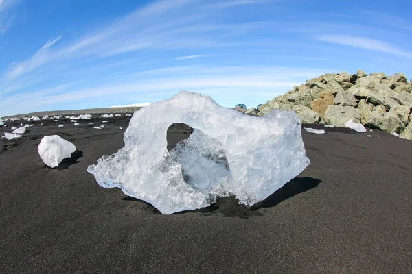 Il blocco di ghiaccio giace sulla sabbia vulcanica nera sulla "spiaggia di Diamante" in Islanda — Foto Stock