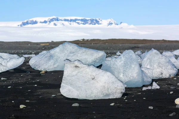 Il bellissimo ghiaccio trasparente su "Diamond beach" in Islanda — Foto Stock