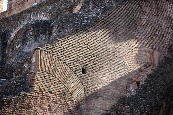 Detaljerna i Colosseum i Rom, Italien. Det stora arkitektoniska värdet — Stockfoto