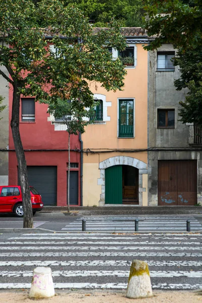 La vista frontal de las casas de colores en Girona, España — Foto de Stock