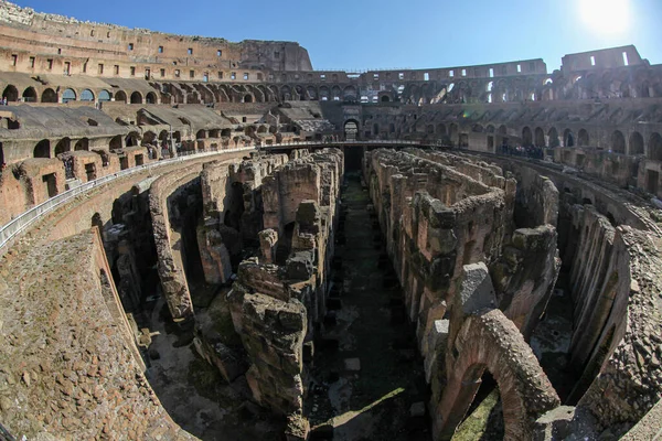 İtalya, Roma 'daki Colosseum' un iç manzarası. Tarih öncesi stadyum. — Stok fotoğraf