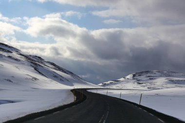 Kuzey İzlanda 'nın karla kaplı yolları, gidilecek uzun bir yol