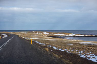 boş asfalt ve doğal manzaranın mavi okyanusu