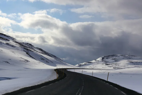 Заснеженные дороги северной Исландии, долгий путь — стоковое фото