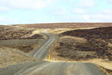 Lav tarlaları arasındaki kıvrımlı yol. Hiçliğe giden köy yolu
