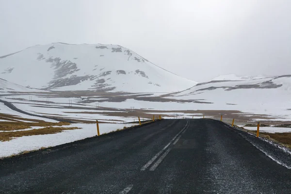 아이슬란드 북부의 눈덮인 도로, 갈 길 이 멀다 — 스톡 사진