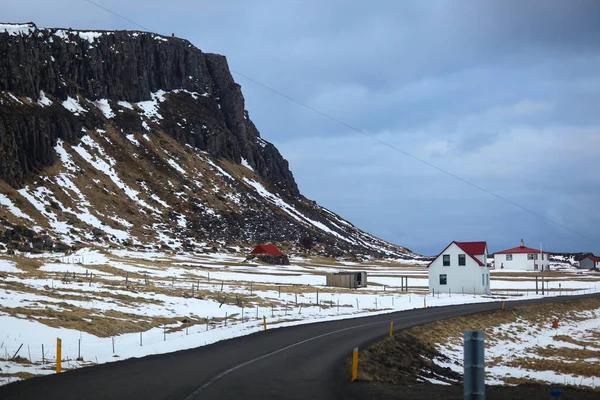 Kuzey İzlanda 'nın karla kaplı yolları, gidilecek uzun bir yol — Stok fotoğraf