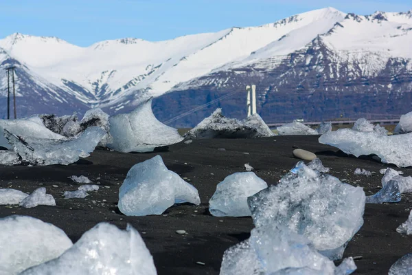 Il bellissimo ghiaccio trasparente su "Diamond beach" in Islanda — Foto Stock