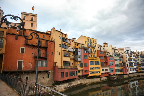 Vista de las casas de colores sobre el río, Girona, España — Foto de Stock