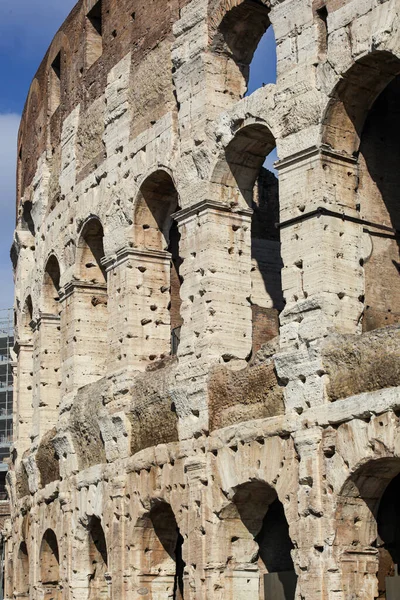 Le Colisée de Rome, Italie. Vue pittoresque sur les ruines en été . — Photo