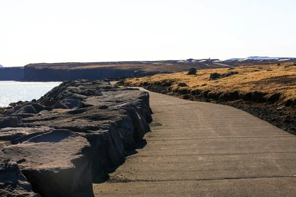 Leerer Asphalt und das blaue Meer der Naturlandschaft — Stockfoto