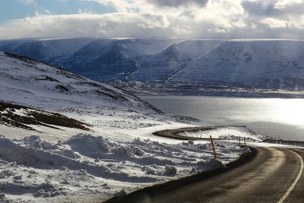Асфальтовая дорога и горы с природным ландшафтом Исландии — стоковое фото