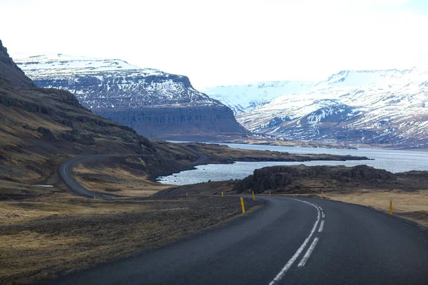 Belles montagnes le long du périphérique, route 1 en Islande — Photo