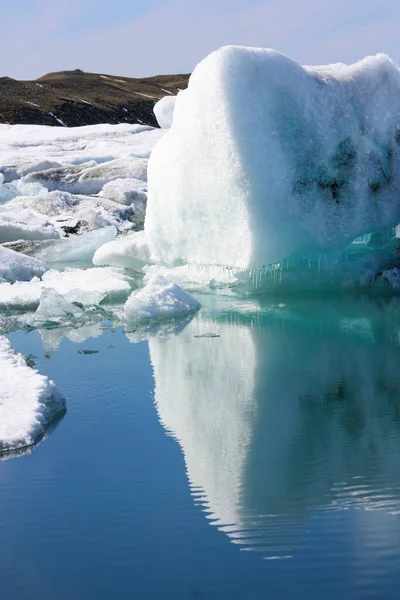 Blocos de gelo em águas frias islandesas, aquecimento global — Fotografia de Stock