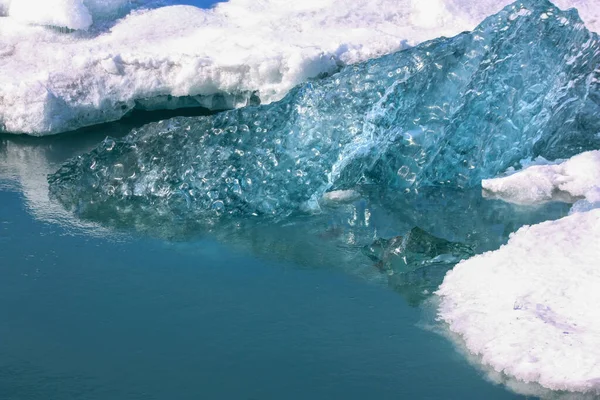 Isblock i isländskt kallt vatten, global uppvärmning — Stockfoto