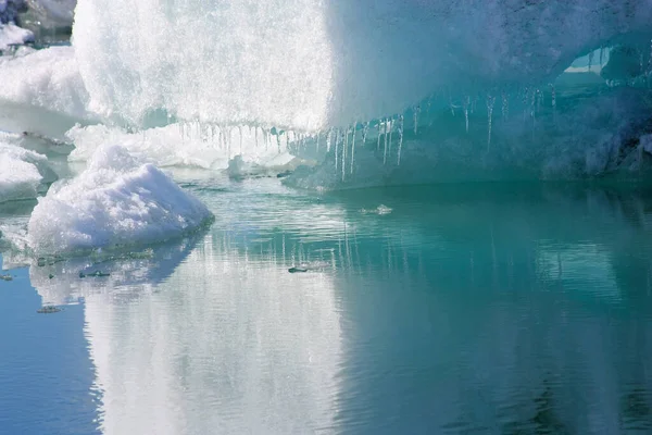 Ledové kvádry v islandských studených vodách, globální oteplování — Stock fotografie