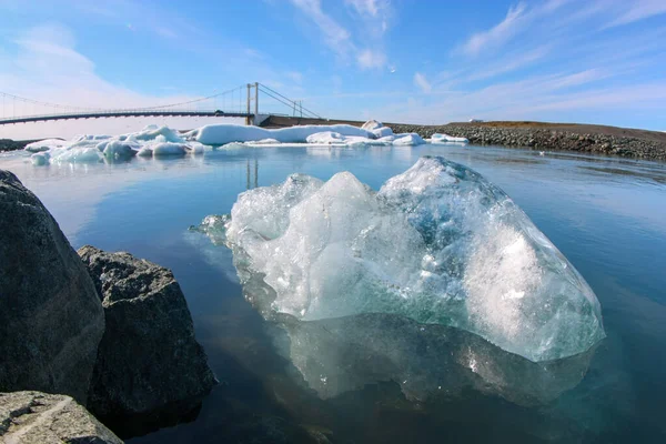 Isblock i isländskt kallt vatten, global uppvärmning — Stockfoto