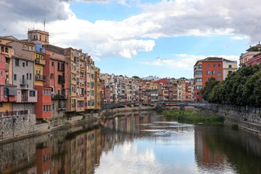 Nehirdeki renkli evler, Girona, İspanya
