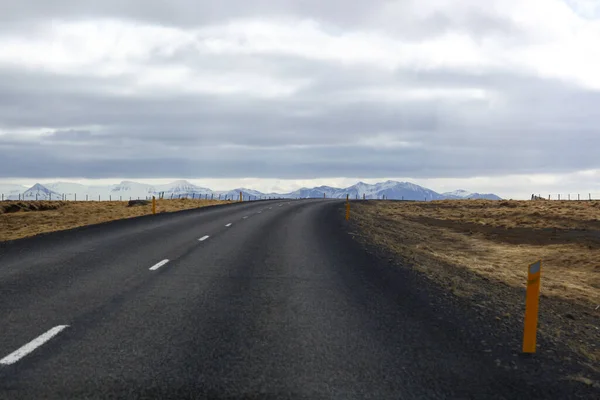 Camino de asfalto y montañas con paisaje natural en Islandia — Foto de Stock