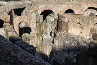İtalya, Roma 'daki Colosseum' un iç manzarası. Tarih öncesi stadyum.