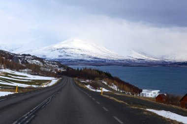 boş asfalt ve doğal manzaranın mavi okyanusu