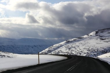 boş asfalt ve doğal manzaranın mavi okyanusu