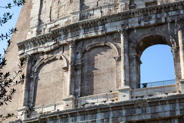 Colosseums fönster i Rom, Italien. Det stora arkitektoniska värdet — Stockfoto