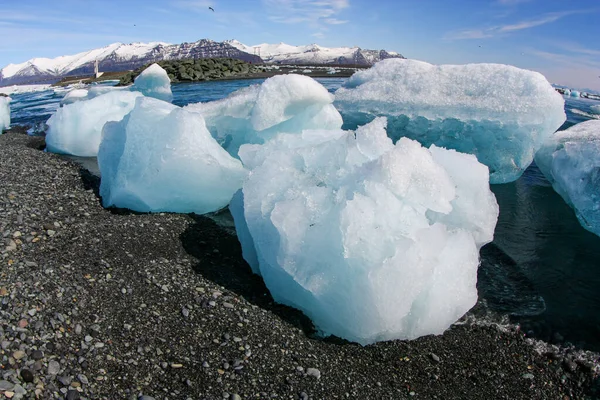 Il bellissimo ghiaccio trasparente su "Diamond beach" in Islanda — Foto Stock