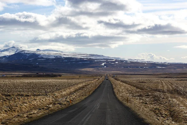 링 도로를 따라 아름다운 산들, 아이슬란드 의 1 번 로 — 스톡 사진