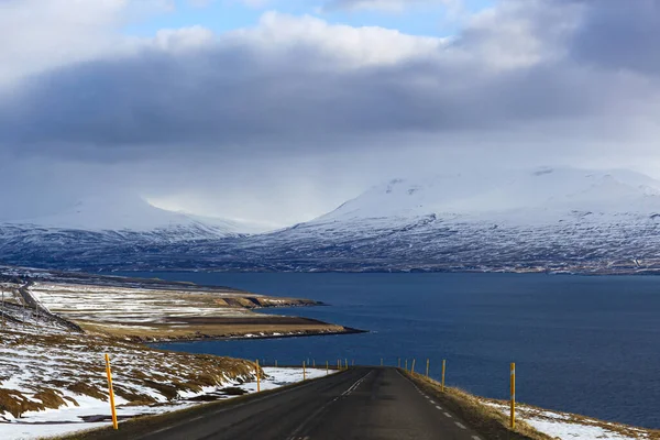 Goudron vide et l'océan bleu du paysage naturel — Photo